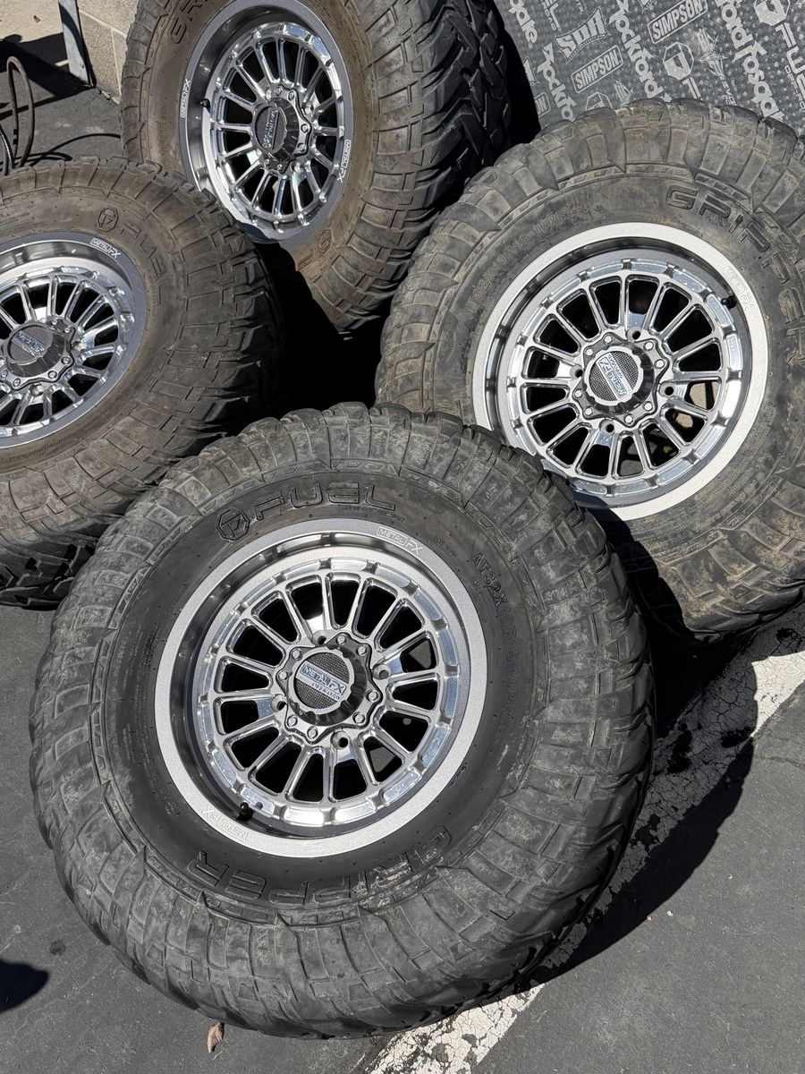 32" Grippers On New Wheels  (4/156)