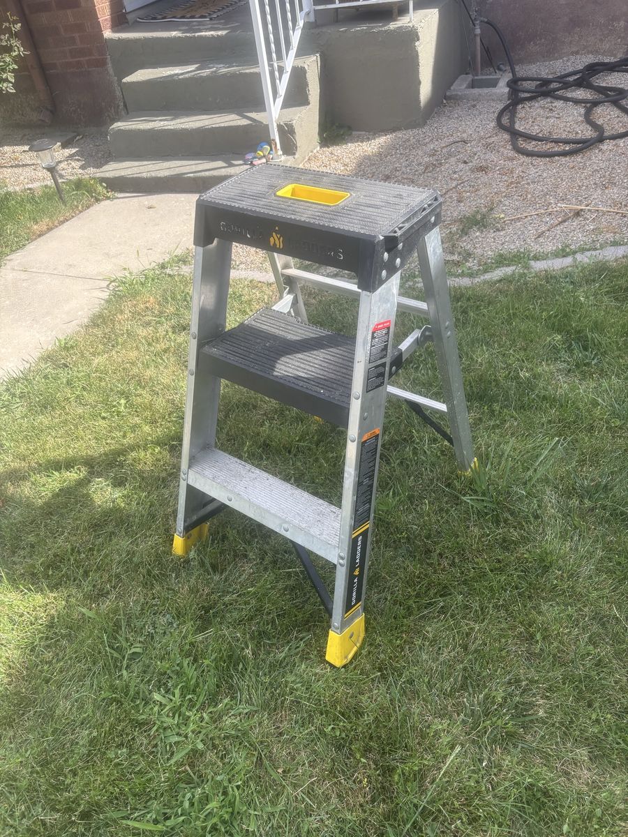Gorilla Ladders 2.5 ft. Aluminum Step Ladder Dual Platform 300 lbs