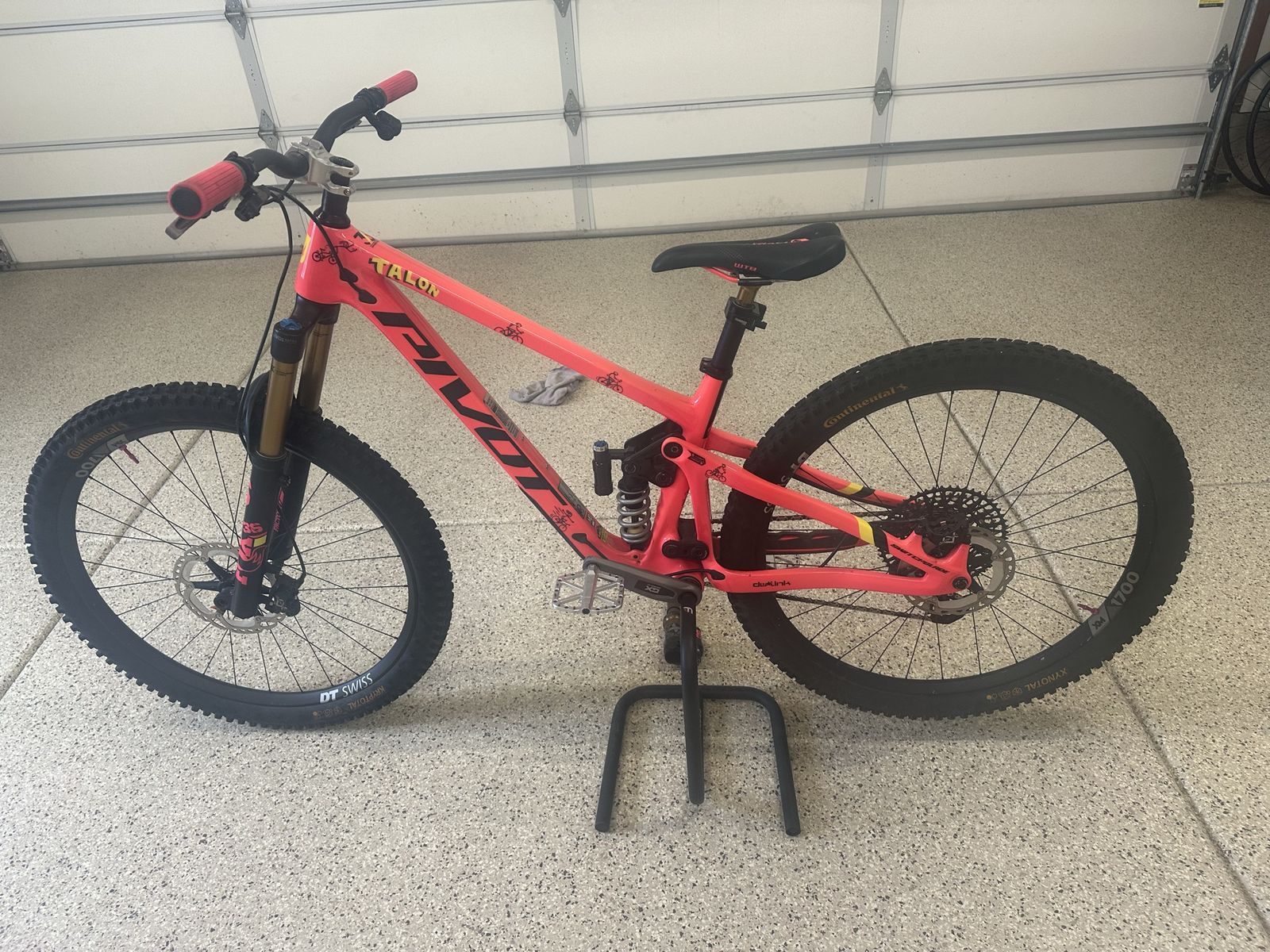 2024 pivot switchblade (medium)