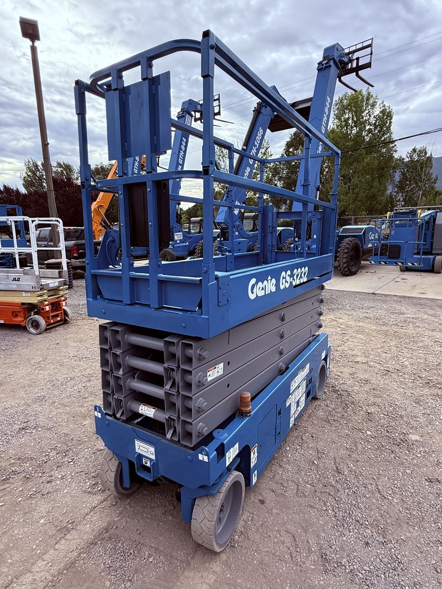 2016 Genie GS-3232 Scissor Lift | 352 Hours | 2-Year Warranty