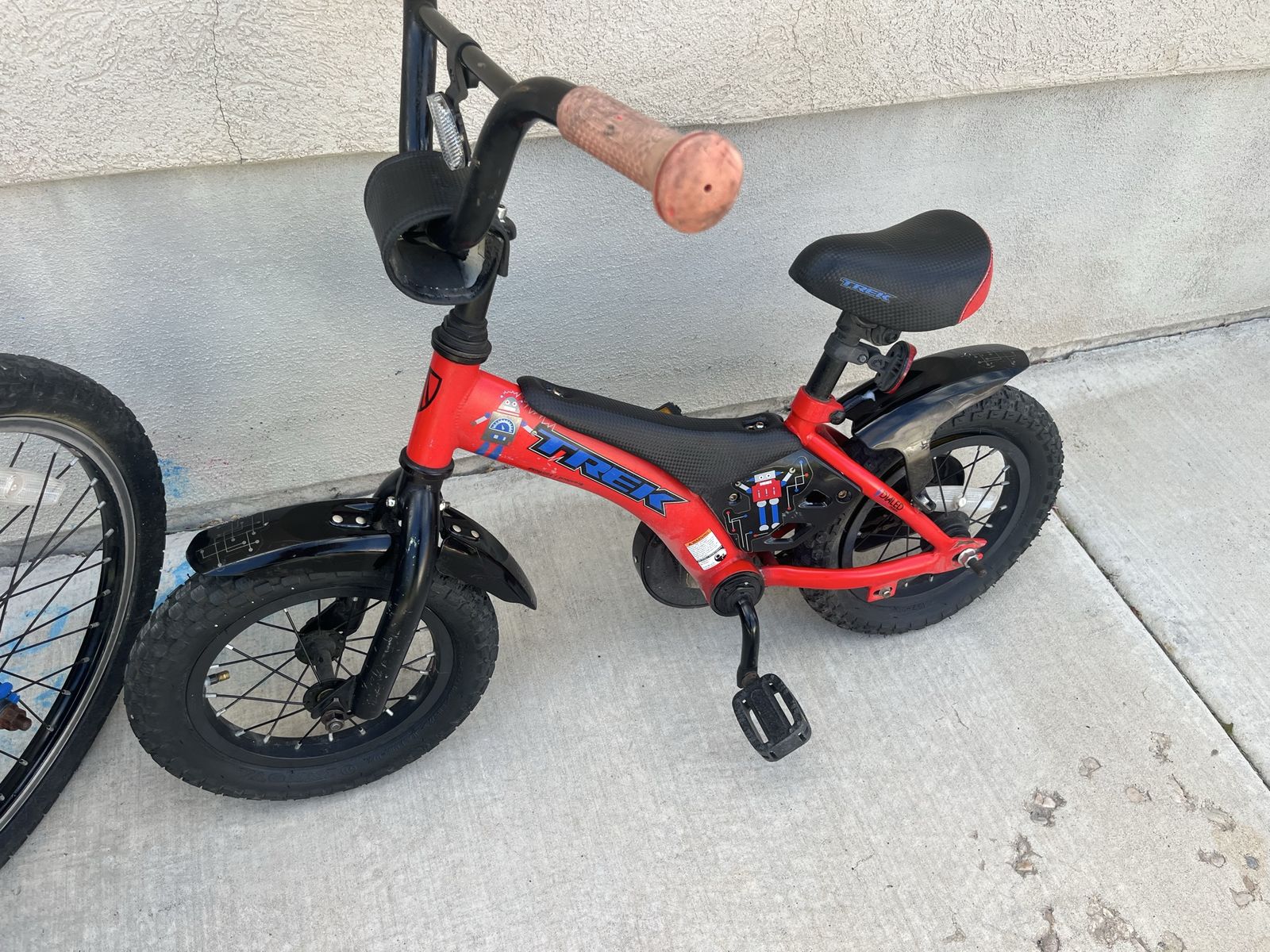 New Tubes Trek 10 inch tires black and red