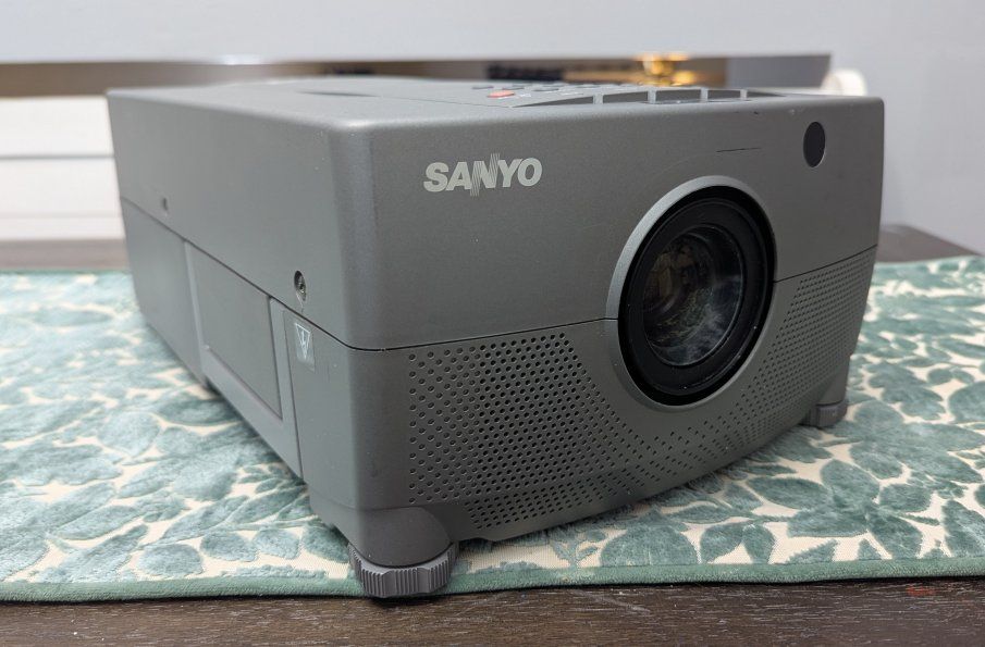 Sanyo ProX-II PLC-5600N Multimedia LCD Projector Vintage 1998 Tested