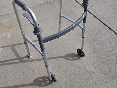 Drive walker with front wheels rear slider