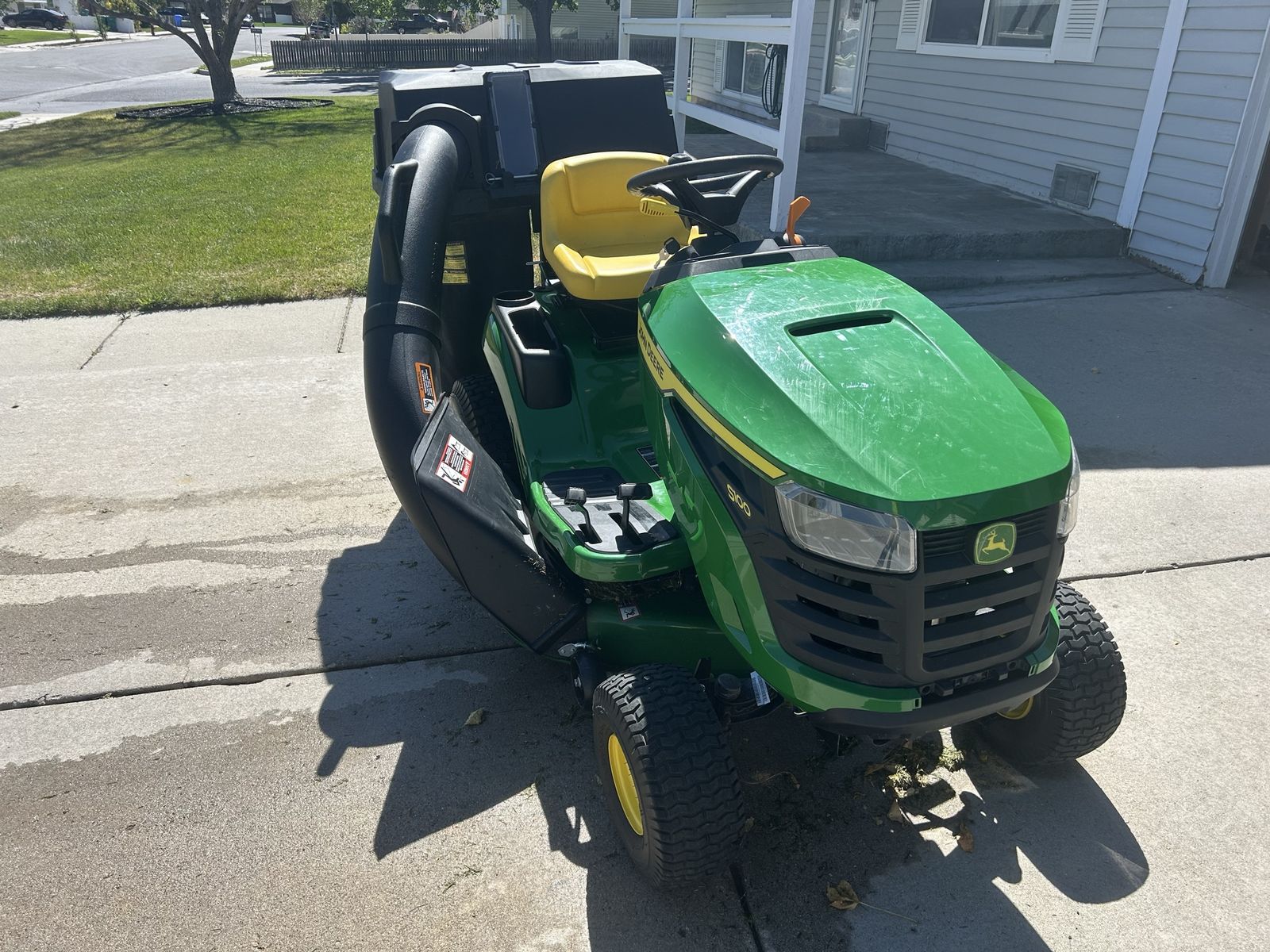 John Deere s100 riding mower