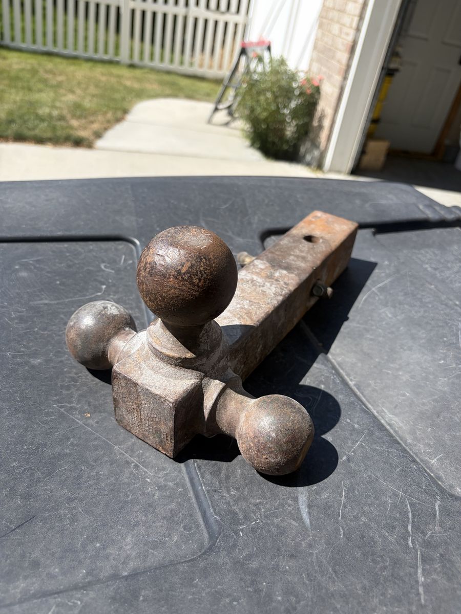 Trailer tow hitch with three balls