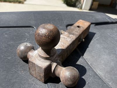 Trailer tow hitch with three balls