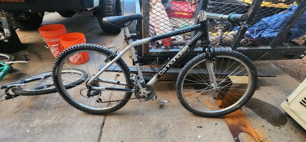 Cannondale F500 Mountain Bike - Shimano Deore XT Hub, Front Suspension