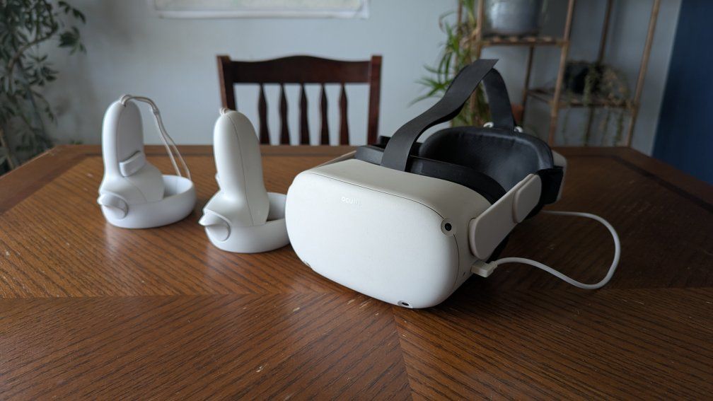 Oculus Quest 2 w/ expanded battery head strap
