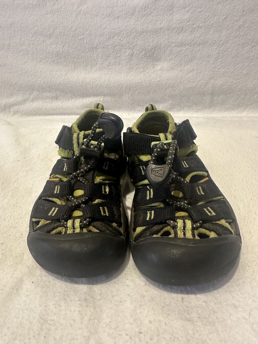 Keen Toddler Size 8, Black Wtrprf Hiking Sandals
