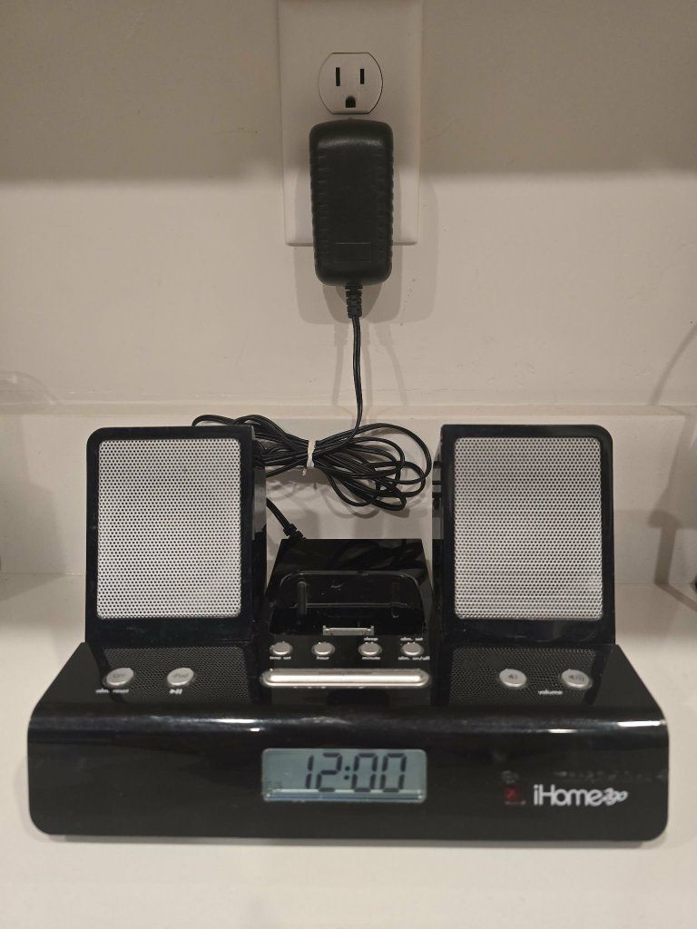 iHome Model iH26B Portable Alarm (iHome2go) iPod Dock It W/ Remote, bag, remote