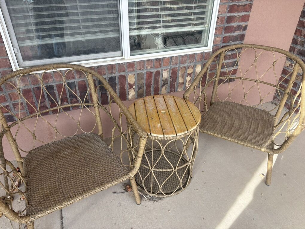 Adorable Outdoor Seats And Table