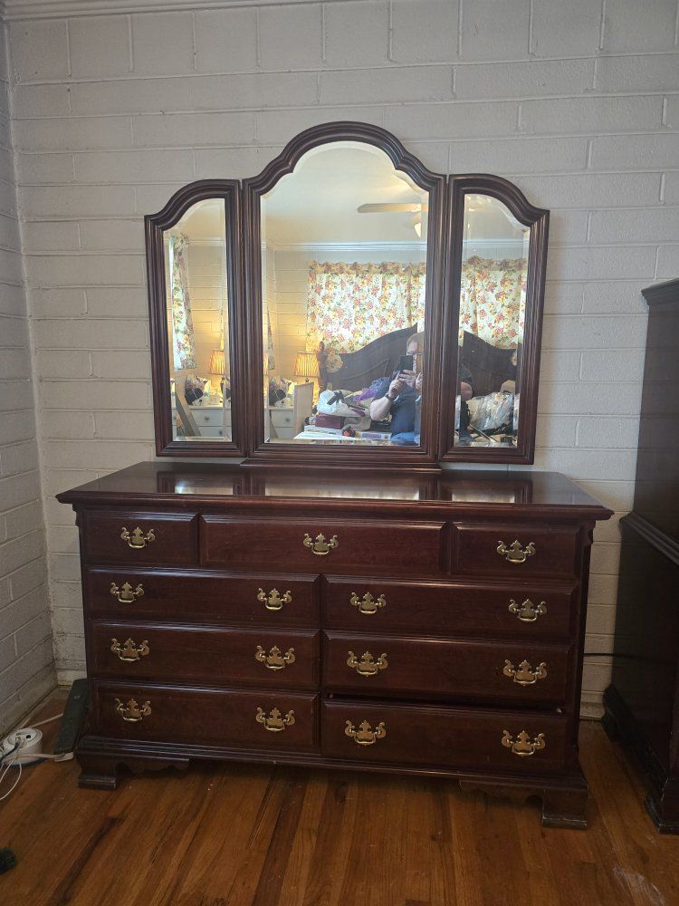 Broyhill Furniture Cherry Wood King headboard, 9-Drawer Dresser with Mirror & 7-Drawer Chest, Traditional Style