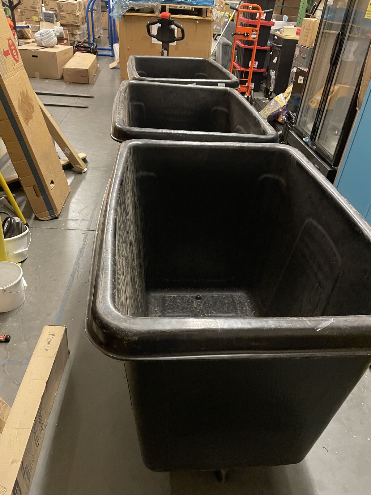 16 Bushel Rubbermaid Cube Truck Laundry Cart