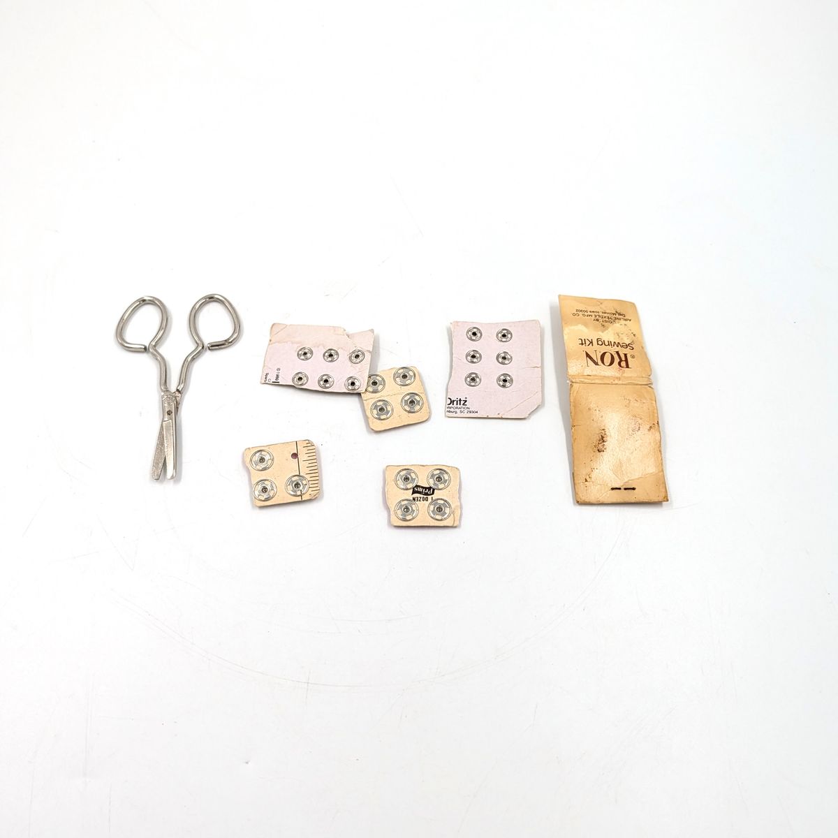 Rons Sewing Kit Small with Prims and Scissors