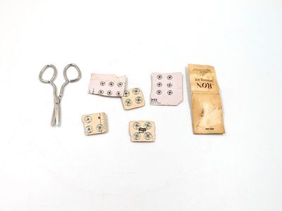 Rons Sewing Kit Small with Prims and Scissors