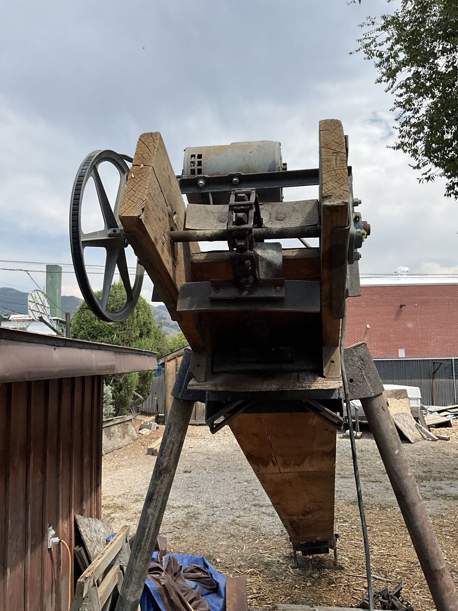 Heavy-Duty Wooden Chain Conveyor Elevator with Electric Motor Drive