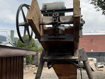 Heavy-Duty Wooden Chain Conveyor Elevator with Electric Motor Drive
