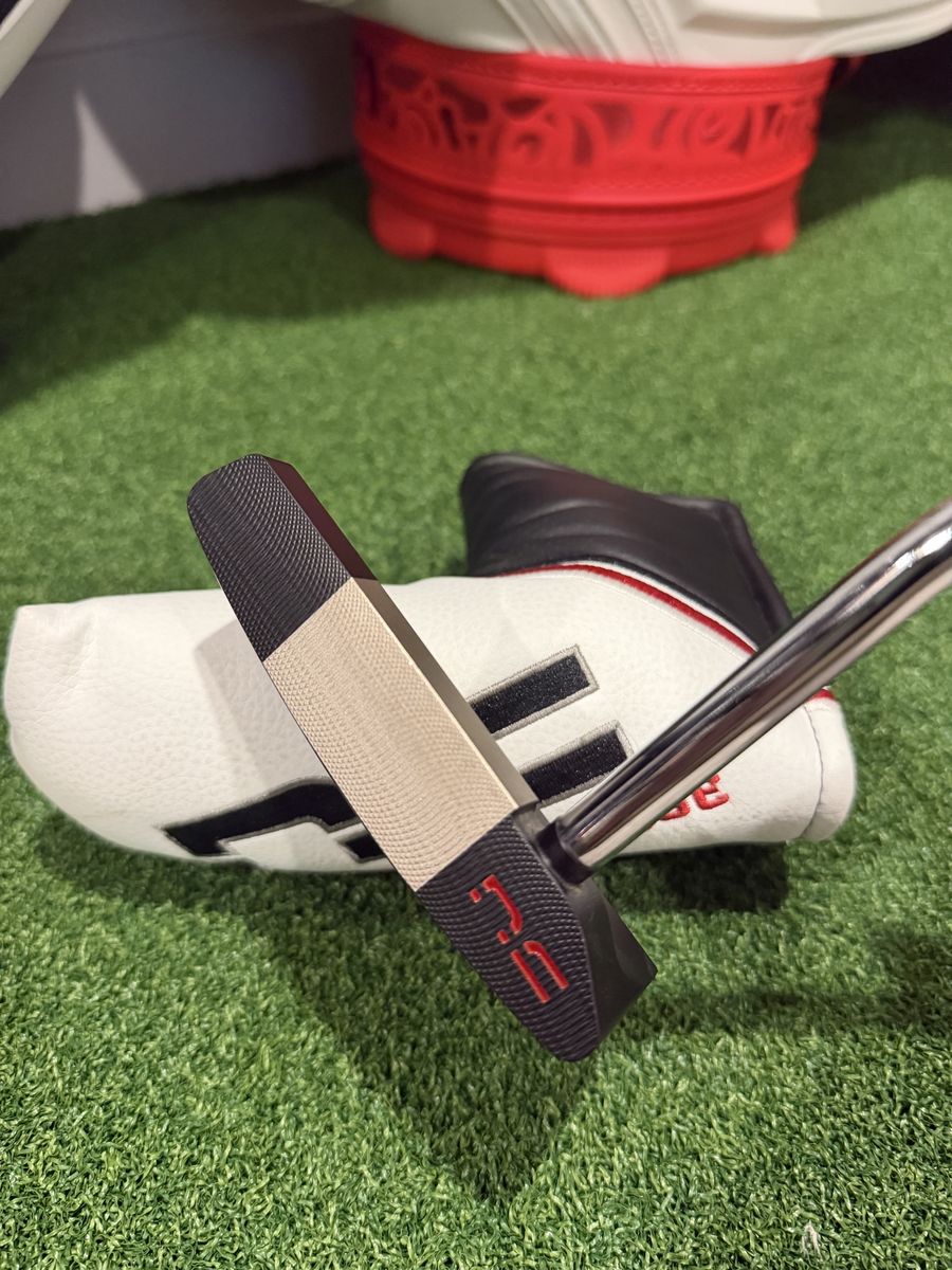 Never Compromise Reserve 2 Contrast 34" Milled Right Hand Putter W/Head Cover