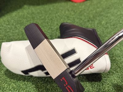 Never Compromise Reserve 2 Contrast 34" Milled Right Hand Putter W/Head Cover