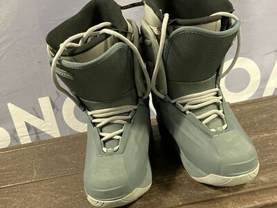 New Ride Lace Up Size 7 Snowboard Boot