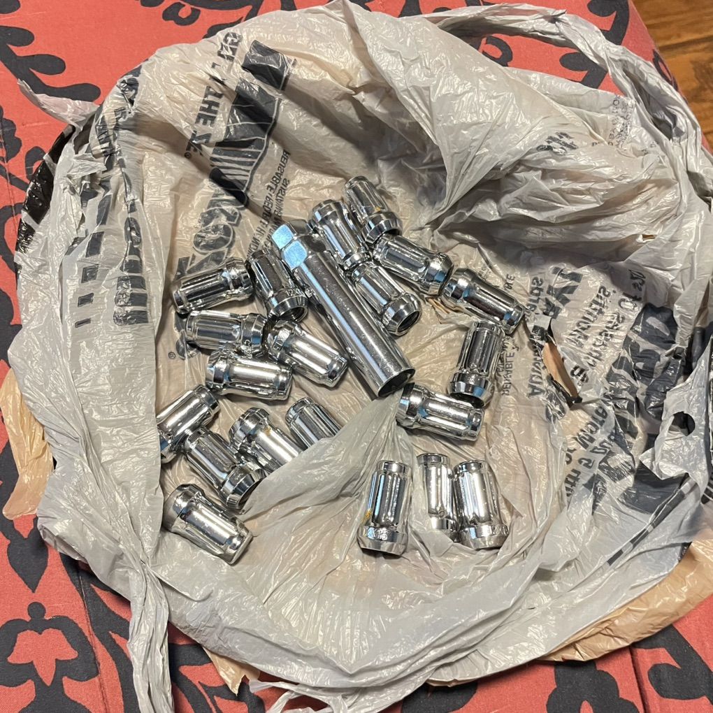 Splined Lug Nuts With Key