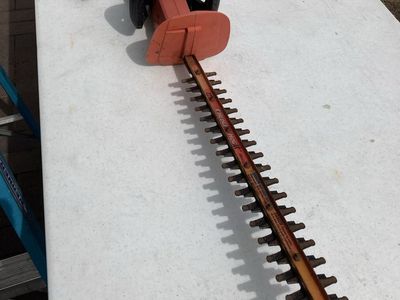 22” Electric Hedger