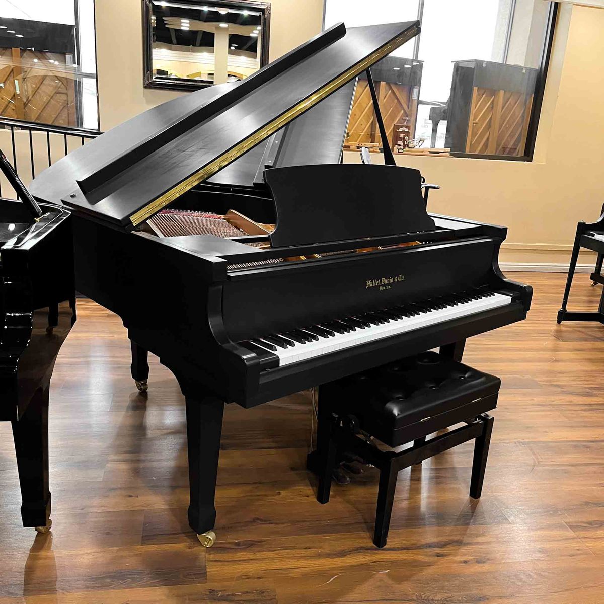 GORGEOUS LIKE NEW GRAND PIANO