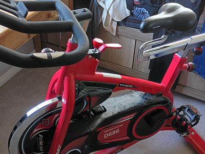 SPORTS D686 Indoor Cycling Exercise Bike - Red & Black Stationary Bike with Adjustable Seat