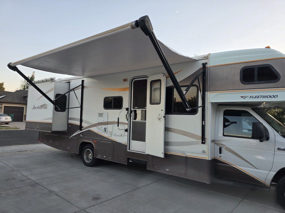 *Low Miles* 2008 Fleetwood