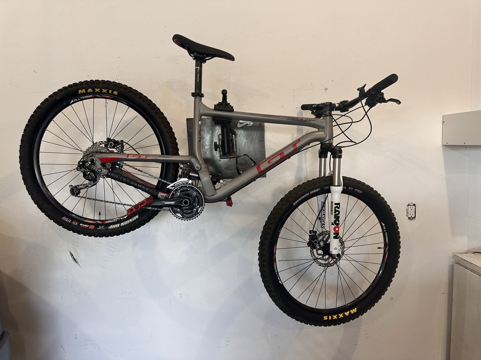 GT Helion Full Suspension Mountain Bike - Large - 27 speed, Maxxis Tires