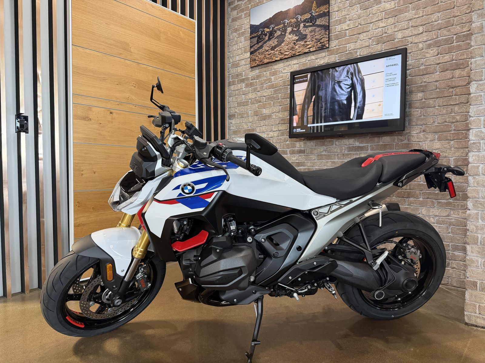2026 BMW R1300R