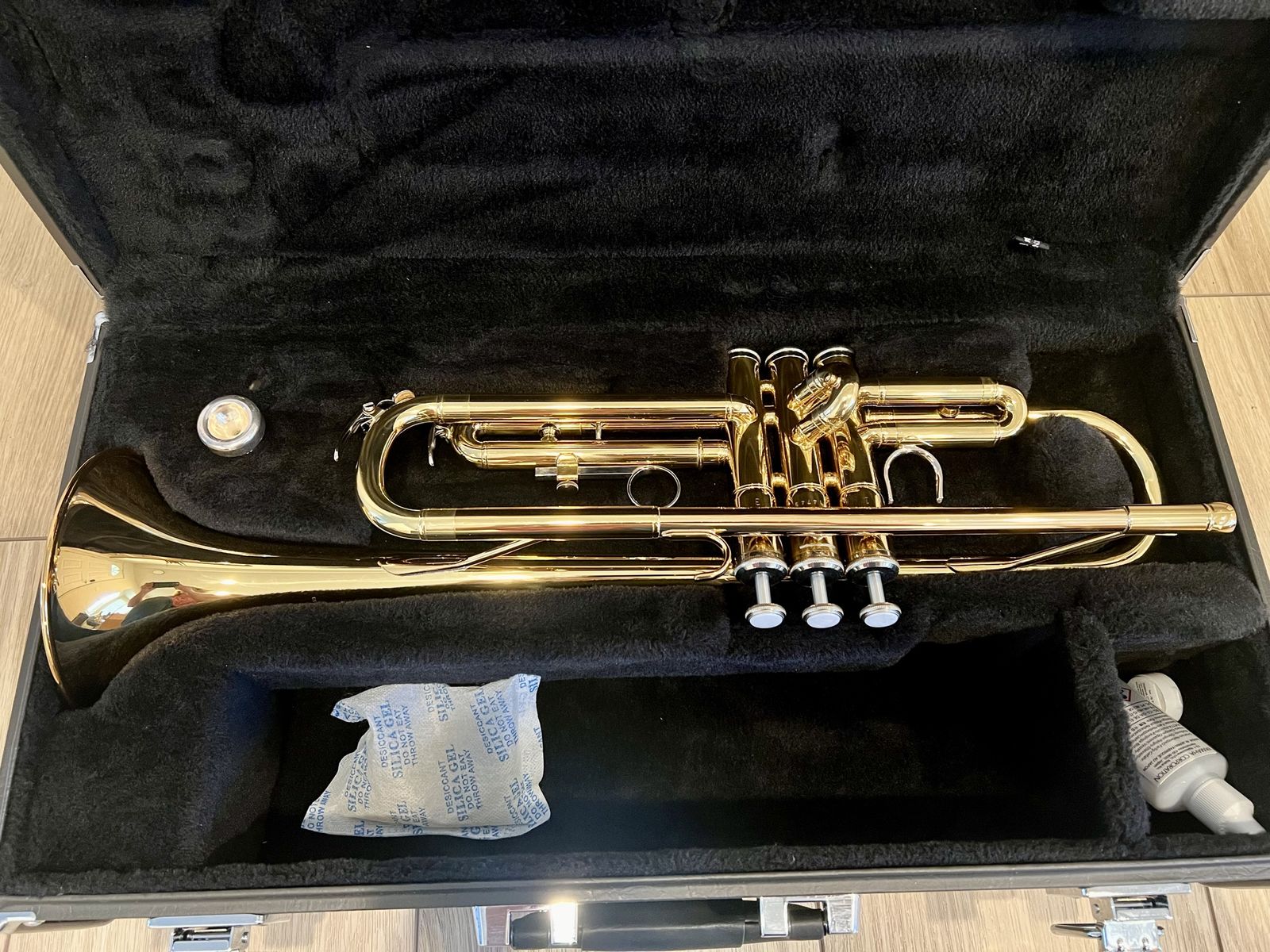 YAMAHA YTR-2330 TRUMPET w/CASE - LIKE NEW!