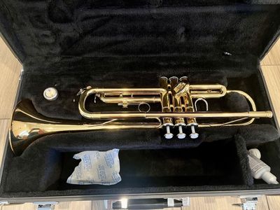 YAMAHA YTR-2330 TRUMPET w/CASE - LIKE NEW!