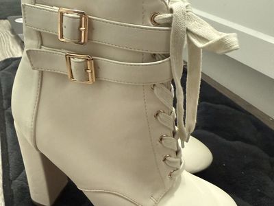 White Boots size 7.5