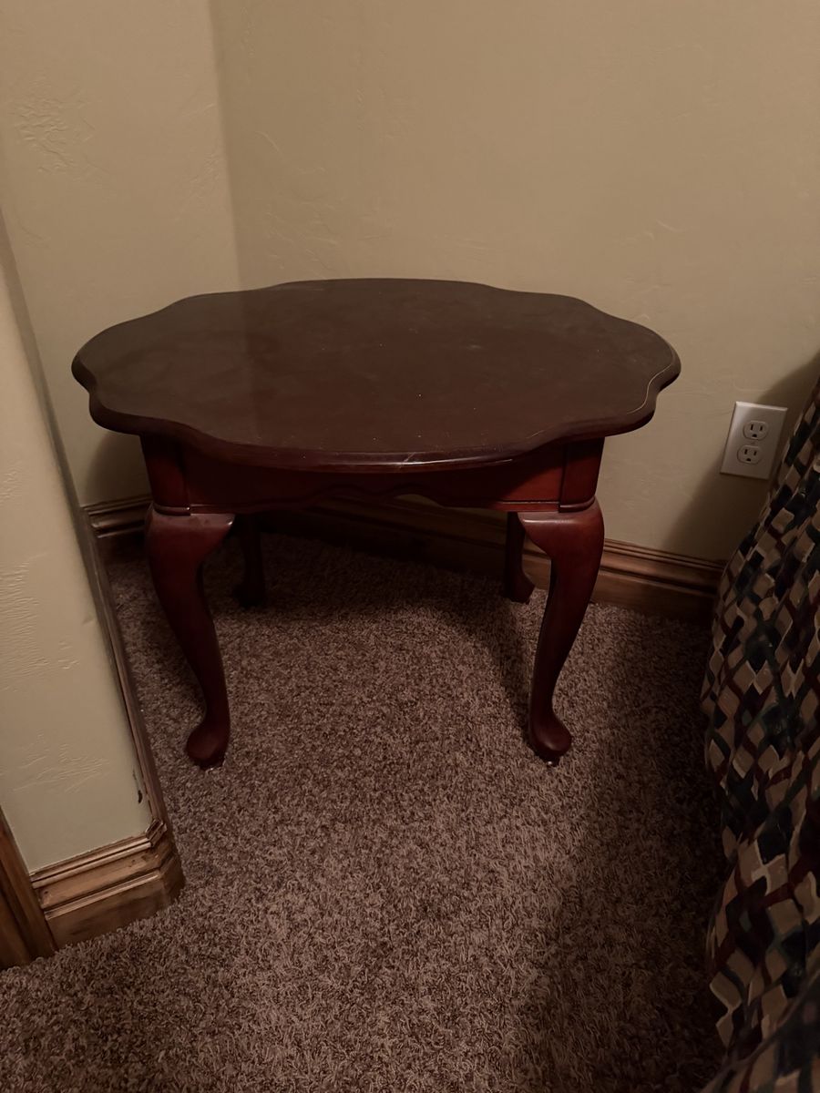 Vintage Wooden Scalloped Side Table with Queen Anne Legs
