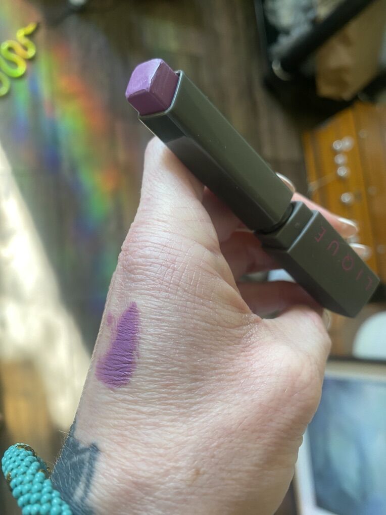 LIQUE Purple Lipstick