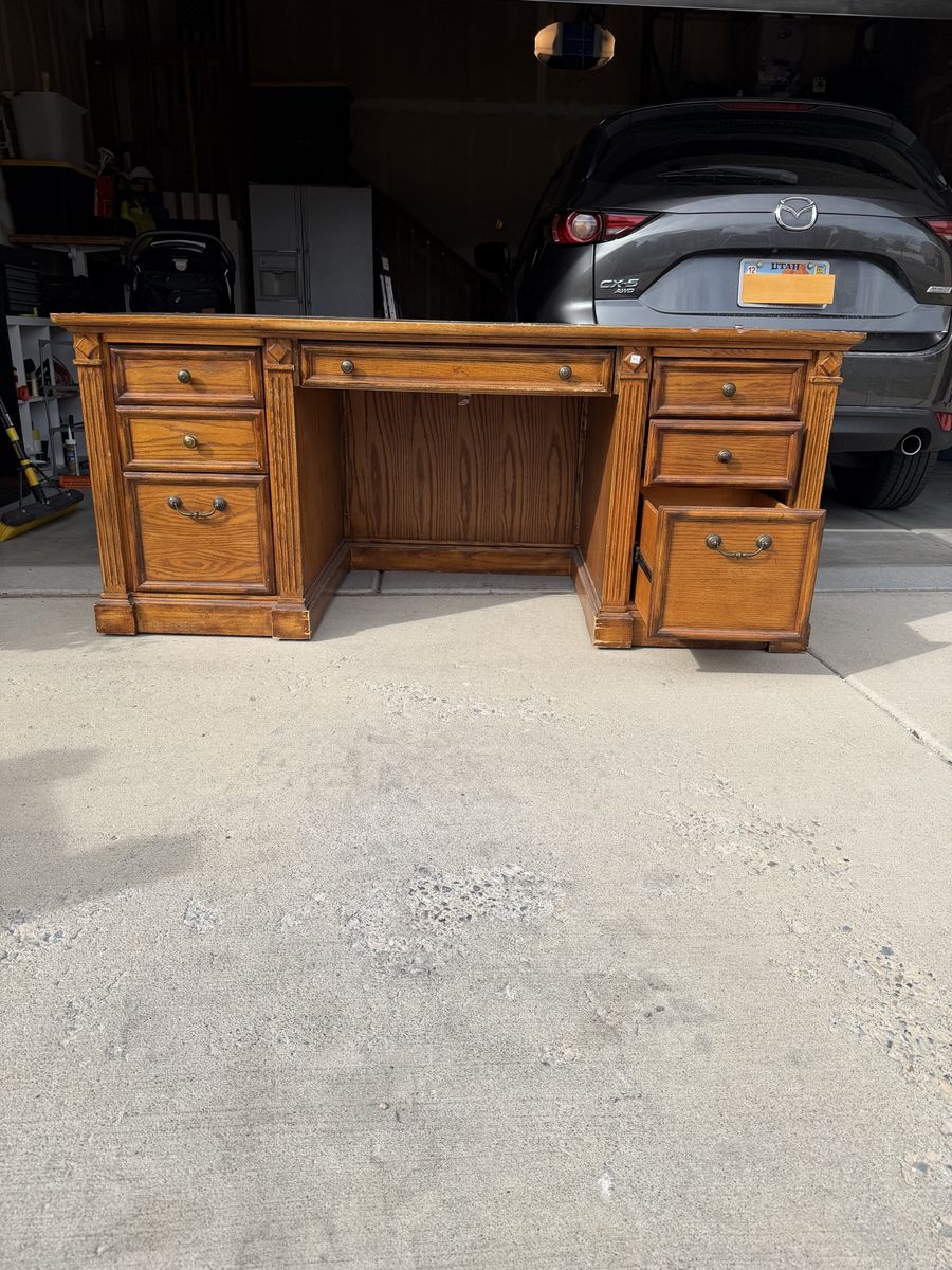 Exec Desk Beautiful Oak Finish MUST PICK UP 4/6-7
