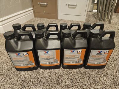 Valvoline Professional Series Premium-Dry Synthetic Brake Fluid DOT 3 & 4 - 1.5 Qt (Pack of 8)