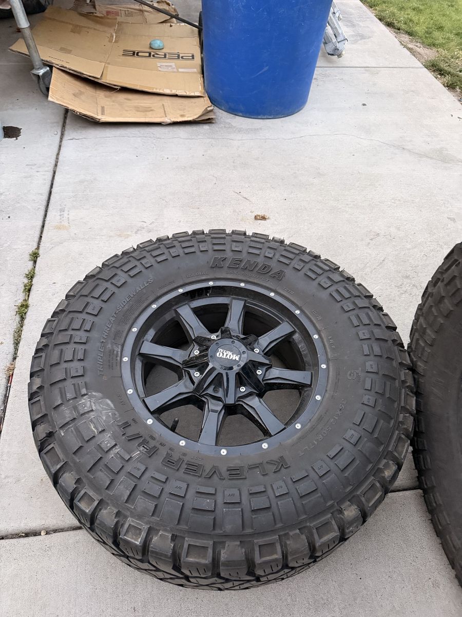 Kenda Klever R/T 35x12.50R17 Tires with Moto Metal MO970 Rims - Excellent Condition Set of 4