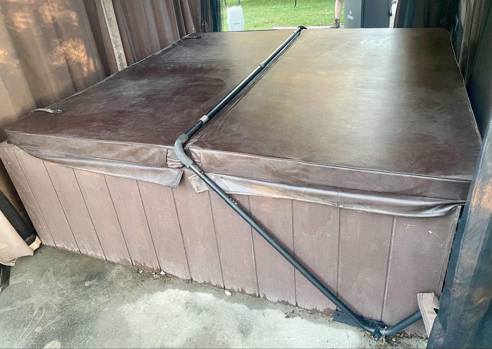 Hot tub cover and lift, excellent condition