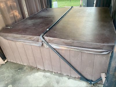 Hot tub cover and lift, excellent condition