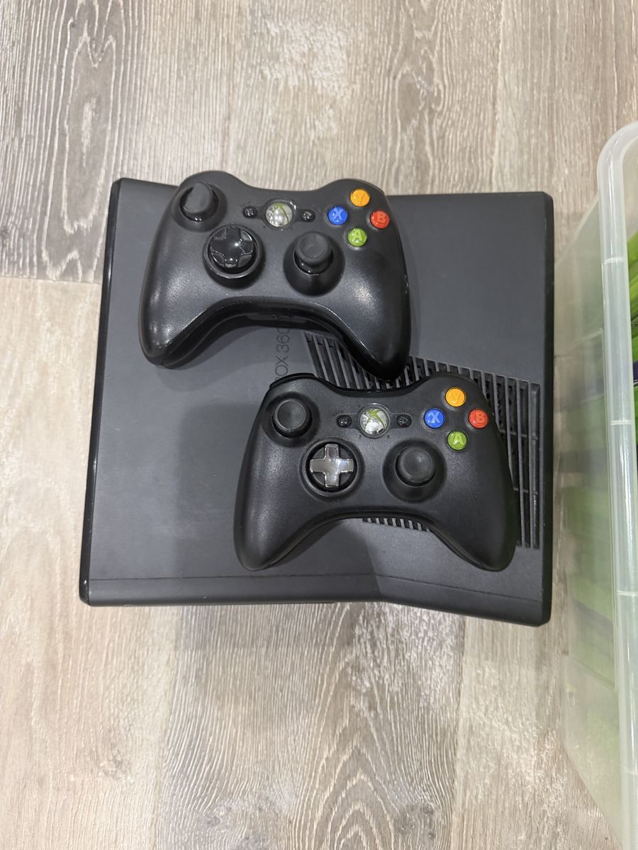 Xbox 360 S -includes 24 games