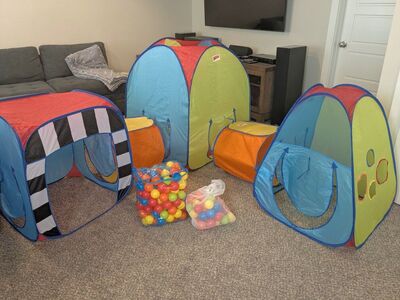 Playhut Pop up tent with balls