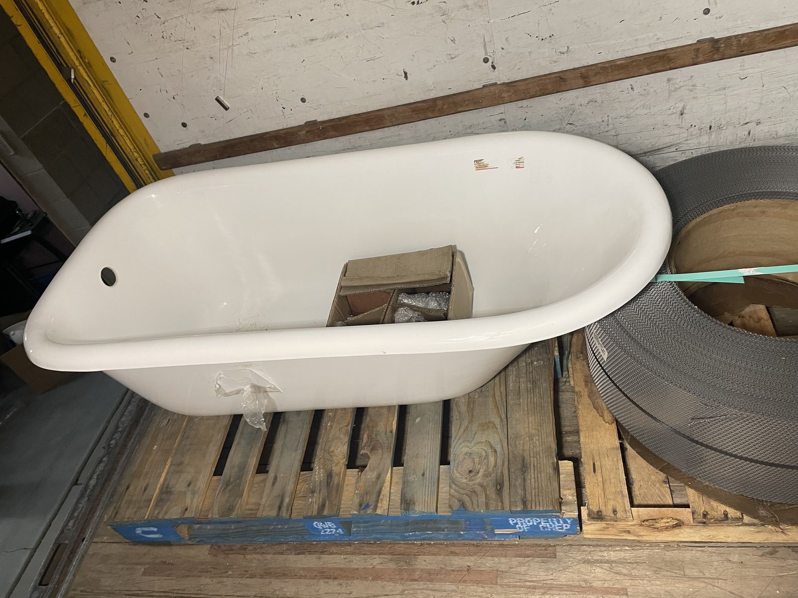 New Damaged Cast Iron Freestanding Claw Foot Bathtub with Chrome Feet