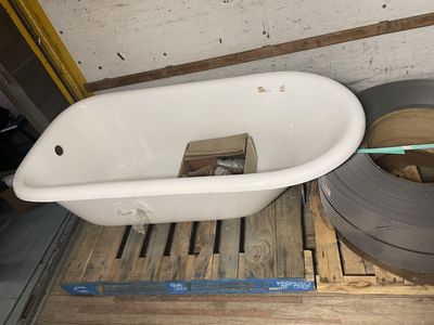 New Damaged Cast Iron Freestanding Claw Foot Bathtub with Chrome Feet