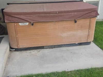 Jacuzzi J-335 5-Person Hot Tub with Lounge Seat and LED Lighting