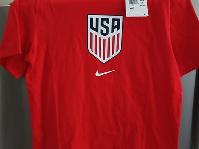 NWT Nike Men's USA Soccer Crest T-Shirt - Red (USMNT) SMALL