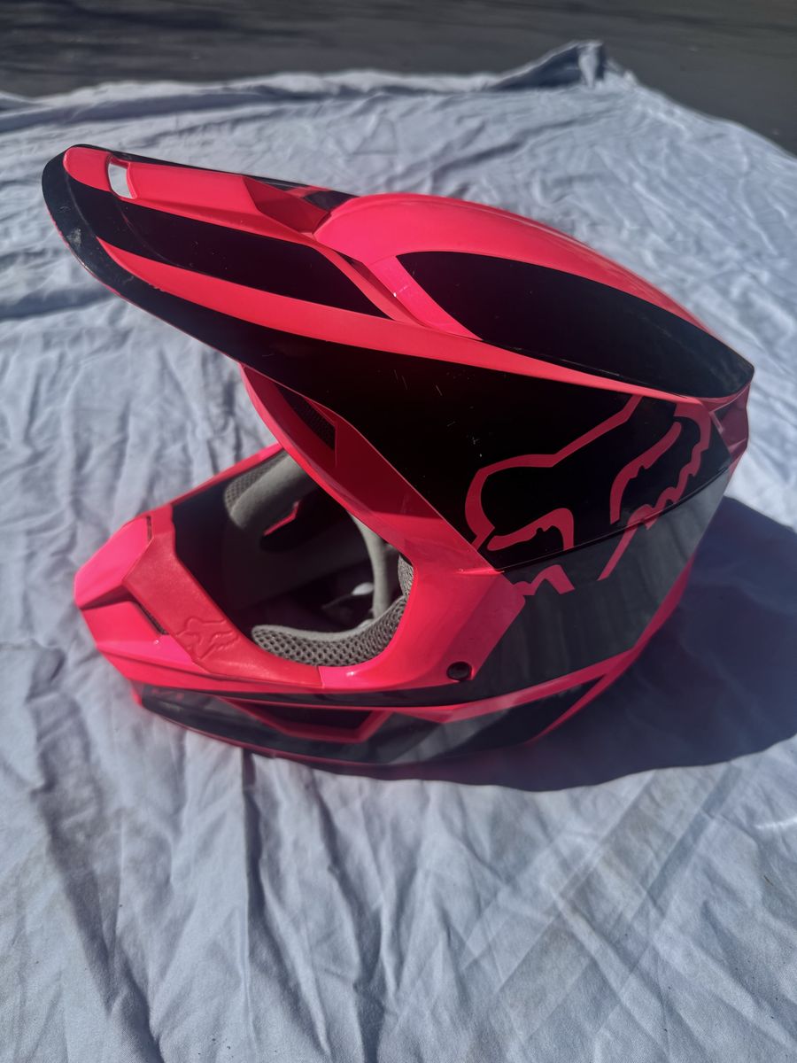 Fox Racing V1 Youth Motocross Helmet – YL (51–52 cm) – Pink/Black – $100