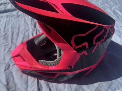 Fox Racing V1 Youth Motocross Helmet – YL (51–52 cm) – Pink/Black – $100