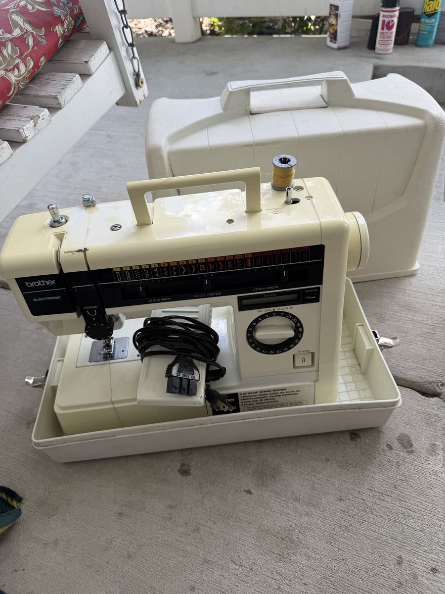 Brother Electronic Sewing Machine with Hard Case and Pedal